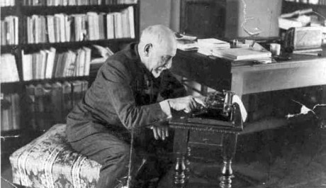 Luigi Pirandello u psac&iacute;ho stroje