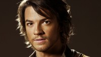FOTO: Hlavní postava seriálu Legenda o Pátračovi Craig Horner