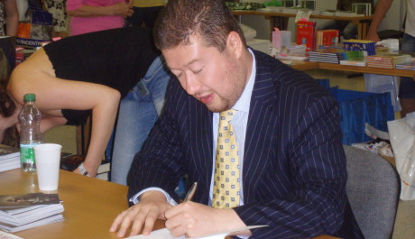 Tomio Okamura při autogramiádě