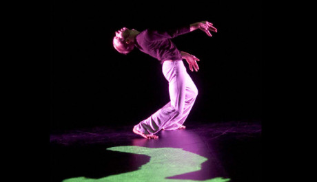 FOTO: Foto z představen&iacute; Freska, ženy hled&iacute;c&iacute; vlevo, uk&aacute;zka videoprojekc&iacute;