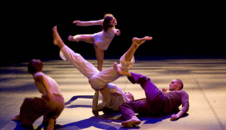 FOTO: Hra pro sedm tanečn&iacute;ků - Freska, ženy hled&iacute;c&iacute; vlevo