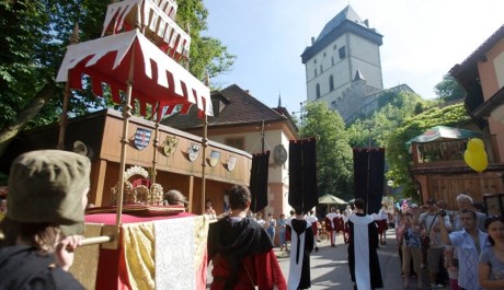 FOTO: Královský průvod na Karlštejn