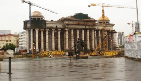 FOTO: Jeřáby obehnané historické budovy Skopje