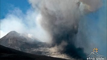 Emise popela při erupci Etny 9.7. 2011