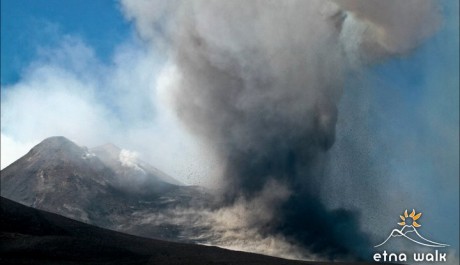 FOTO: Emise popela při erupci Etny 9. července