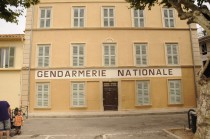 FOTO: Budova policejní stanice ze série Četník ze Saint-Tropez