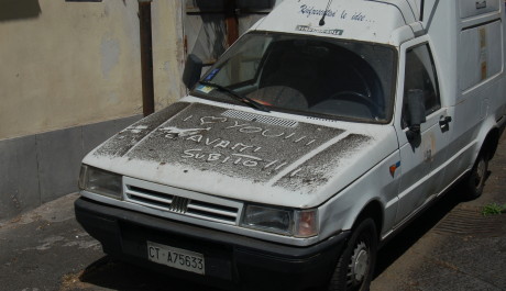 FOTO: Auto pokryté sopečným popelem
