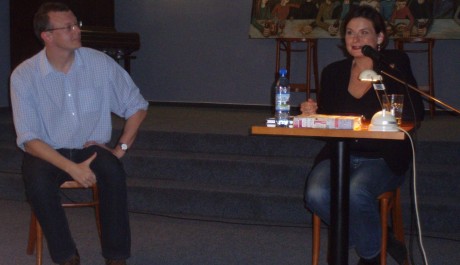 Libor Magdoň a Radka Denemarkov&aacute; při čten&iacute;