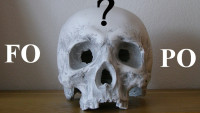 FOTO: Lebka přem&yacute;&scaron;lej&iacute;c&iacute; nad zkratkami FO a PO