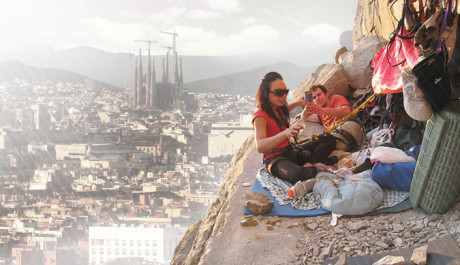 OBR: Kempovani na skalni rimse netradicniho hostelu v Barcelone