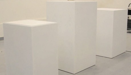 Foto."Repliky podstavců děl A. Warhola, S. Starlinga a M. Duchampa..."