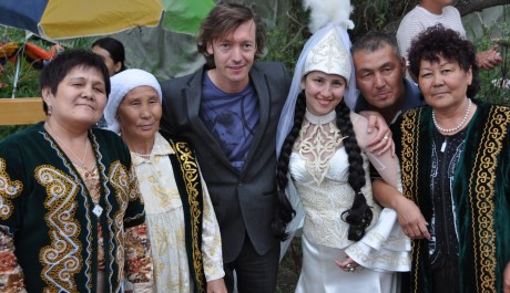 FOTO: Svatebčan&eacute; na tradičn&iacute; svatbě v Kazachst&aacute;nu