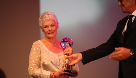 Judi Dench přebírá Křišťálový globus