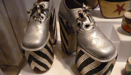 FOTO: Boty Eltona Johna na výstavě Umění každodennosti v Českém Krumlově, zdroj: Egon Schiele Art Centrum