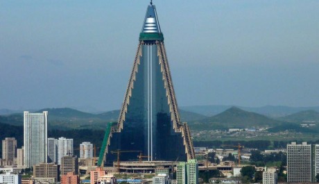 FOTO:Hotel Ryugyong se nápadně podobá bitevní lodi z Hvězdných válek