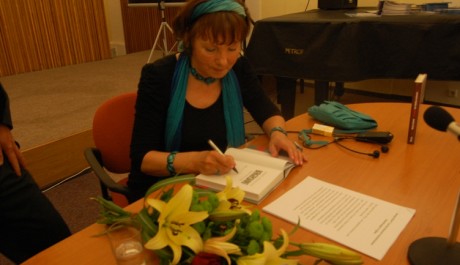 FOTO: Herma Kennelová podepisuje svou knihu Bergersdorf