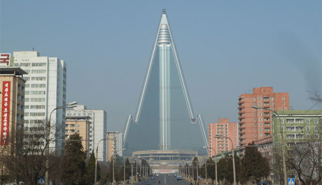FOTO: Ryugyong, severokorejský paskvil nebo veledílo?