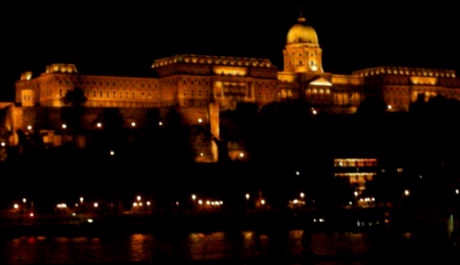 FOTO: Večerní Budapešť, pohled z pobřeží Dunaje