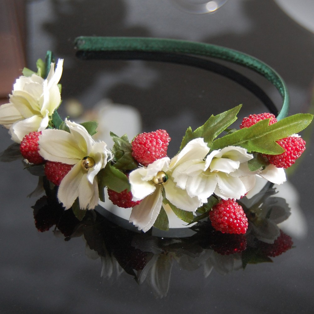 OBR.: Čelenka z lesních plodů