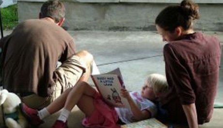 FOTO: Dítě čte s rodiči knížku