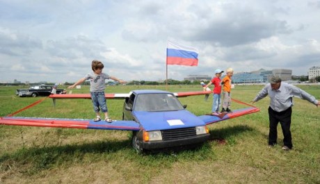 FOTO: Bývalý ruský pilot a jeho létající auto