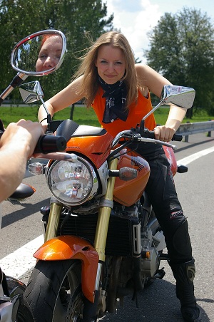 FOTO: Lucka a její Honda CB600F Hornet