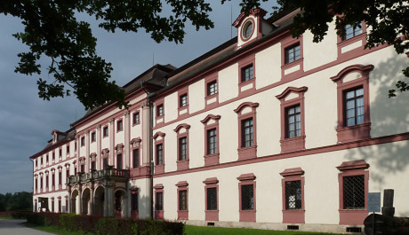 FOTO: Průčelí loveckého zámku Ohrada