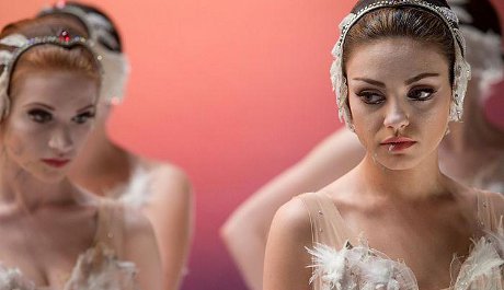 Mila jako primabalerína Lily v dramatu Černá labuť