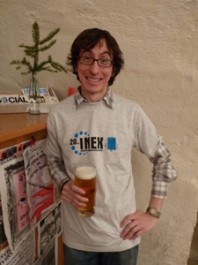 FOTO: Dobrovolník Nikola s pivem