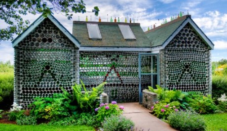 FOTO: dům z lahv&iacute; Prince Eduard