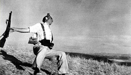 Robert Capa: Padající voják, 1936 OBR: Robert Capa: Padající voják, 1936, Zdroj: galerierudolfinum.cz