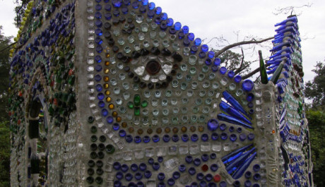 FOTO: Stavba z lahv&iacute;