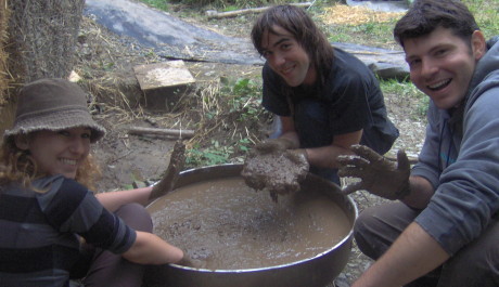 FOTO: Ekologický projekt stavby obydlí z bahna