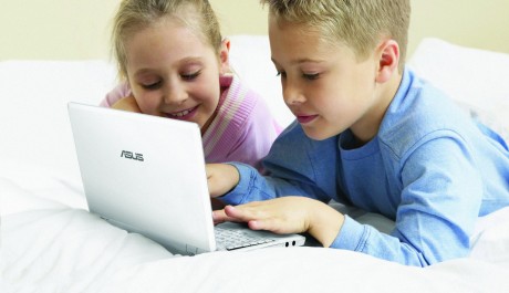 Děti u PC, ilustračn&iacute; foto