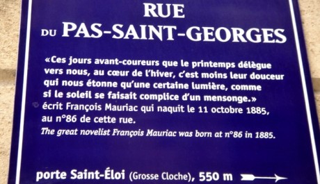 FOTO: Plaketa z rodné ulice Françoise Mauriaca