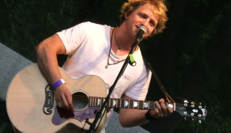 FOTO: Tomáš Klus na festivalu Mezi ploty 2011