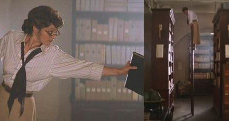 FOTO: Evelyn v knihovně zakládající knížku a na žebříku