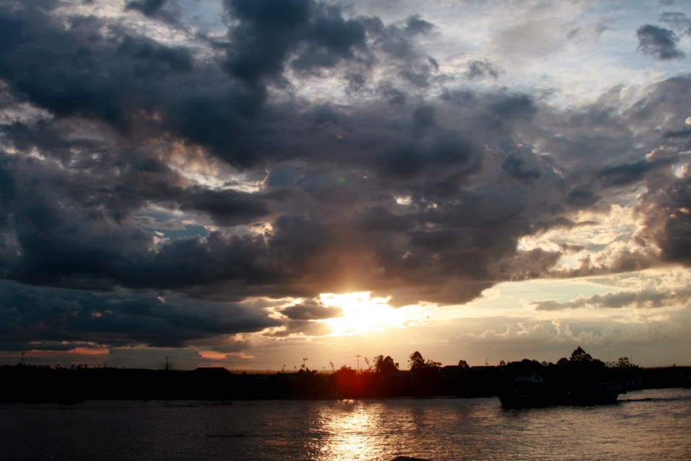 FOTO: Z&aacute;pad slunce na mahakamu