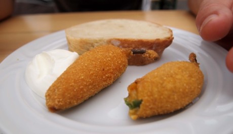 FOTO: Papričky jalapeños smažené v krustě z drcených kukuřičných lupínků