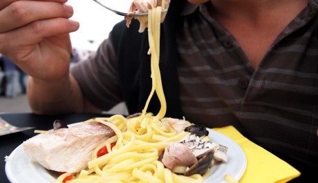 FOTO: Červený snapper s vaječnými linguinami a mušlemi Sv. Jakuba od propagačního stánku Makro