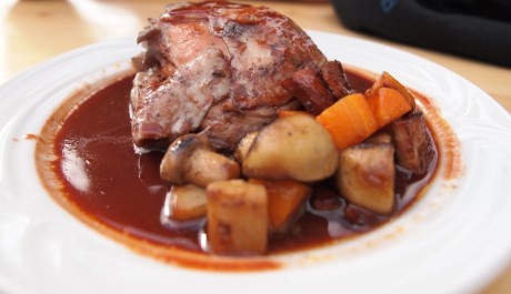 FOTO:Kohout na červeném víně sous-vide, sezónní zelenina, restované cibulky z restaurace Krystal Bistro