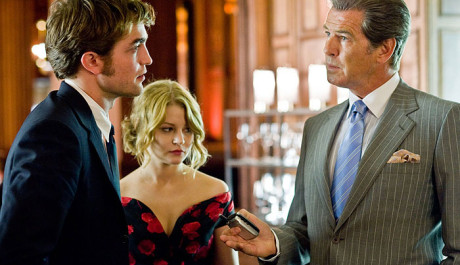 FOTO: Pierce Brosnan jako otec Roberta Pattinsonsa ve snímku Nezapomeň na mě