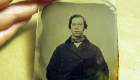 Travolta eBay FOTO: John Travolta (prý) z roku 1860