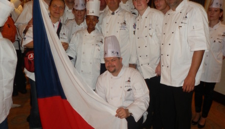 FOTO: Če&scaron;t&iacute; kuchaři vařili africk&yacute;m dětem