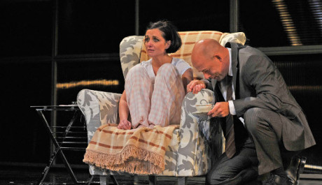 Markéta Sedláčková a Viktor Skála ve hře Výkřiky do tmy v Městském divadle Brno