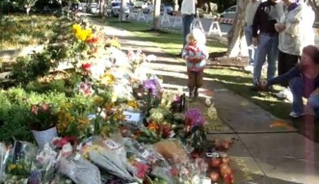 FOTO: Dnes je dům v Palo Alto zasypán smutečními květy 