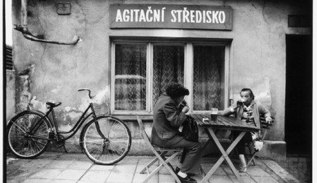 Foto."Agitační středisko na Kladně 1982."