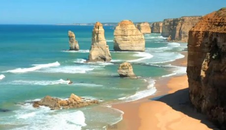 FOTO: Skaln&iacute; &uacute;tvar Dvan&aacute;ct apo&scaron;tolů v Austr&aacute;lii