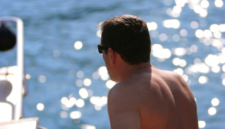 Foto: Muž sedící ma pláži