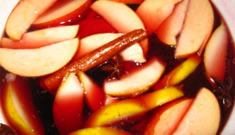 Foto: Svařen&eacute; v&iacute;no s jablky a hru&scaron;kami